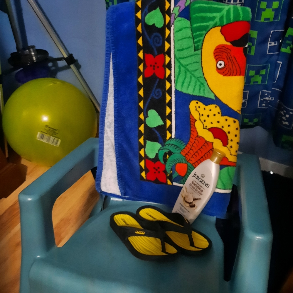 Vintage/ Tropical Parrot / Leshner Towel / Textiles by Dimona